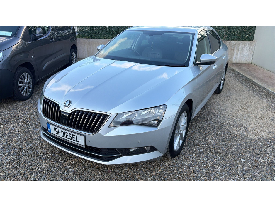 2019 Skoda Superb - image 2