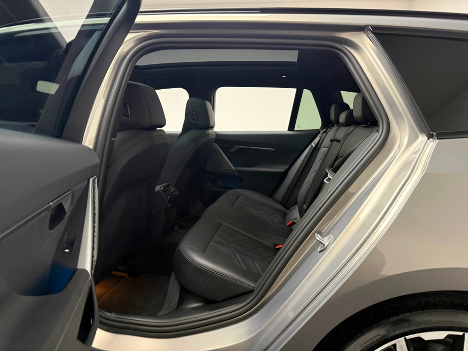 2025 BMW 5 Series - image 15