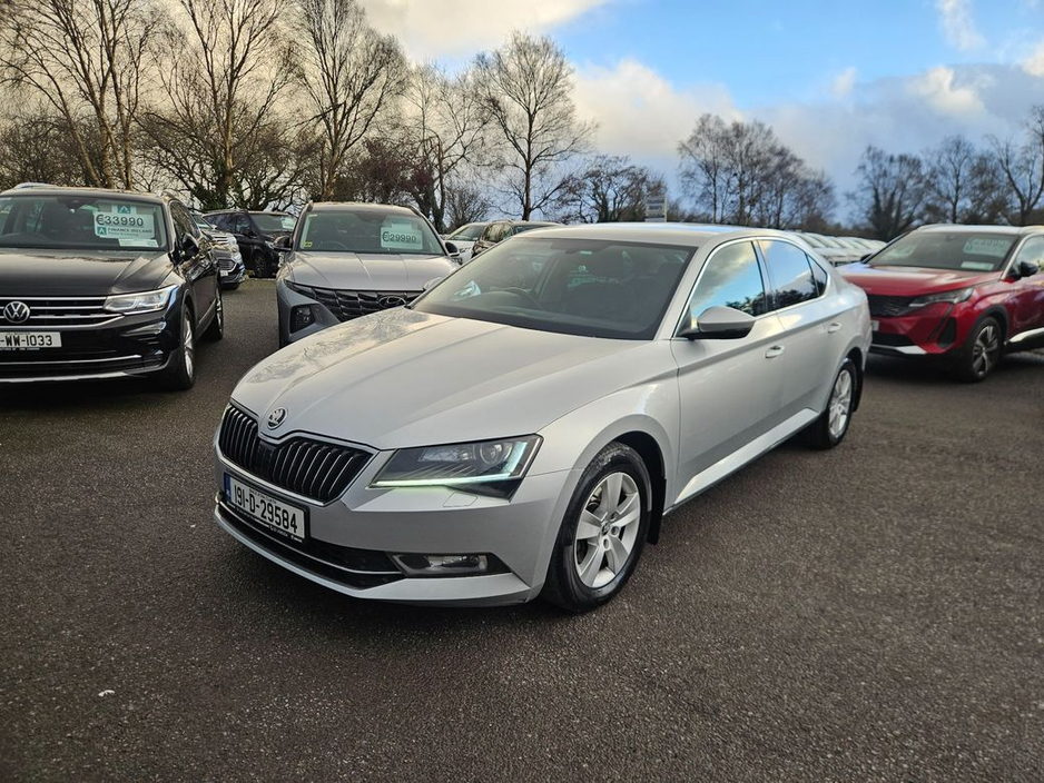 2019 Skoda Superb - image 4