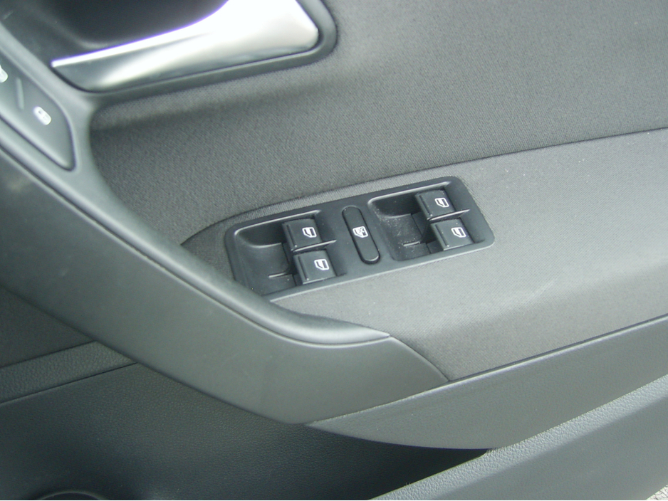 2014 Volkswagen Polo - image 8