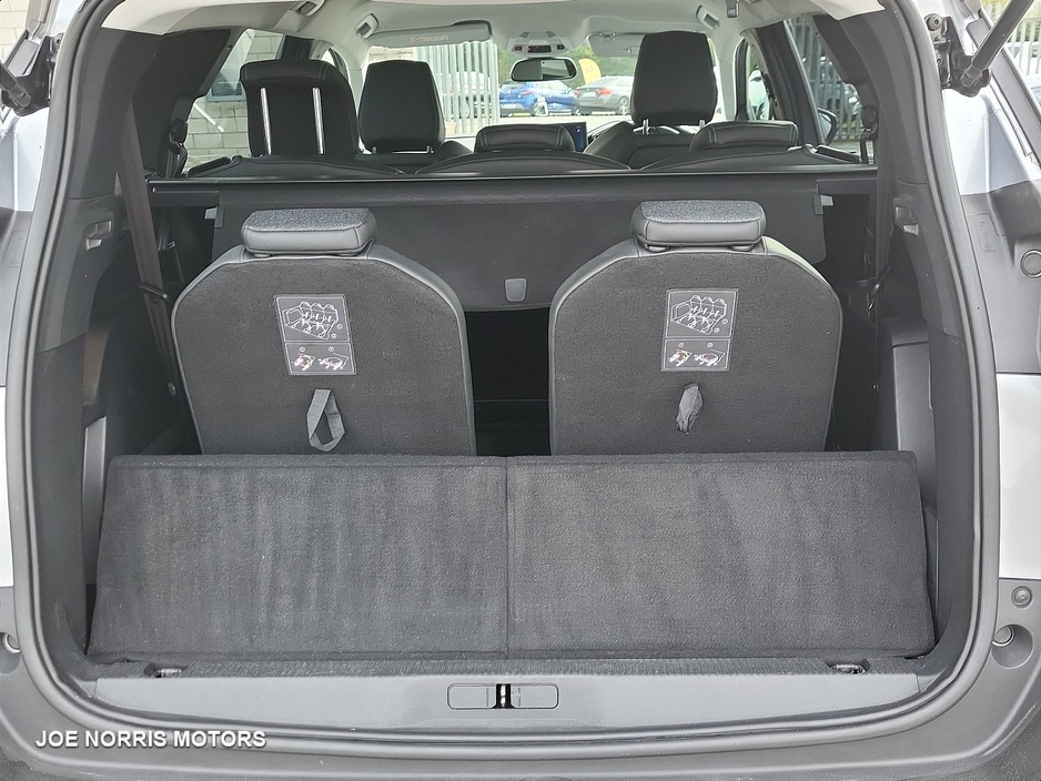 2021 Peugeot 5008 - image 9