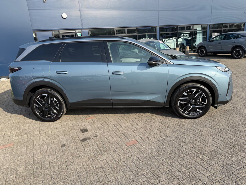 2025 Peugeot 5008 - image 3