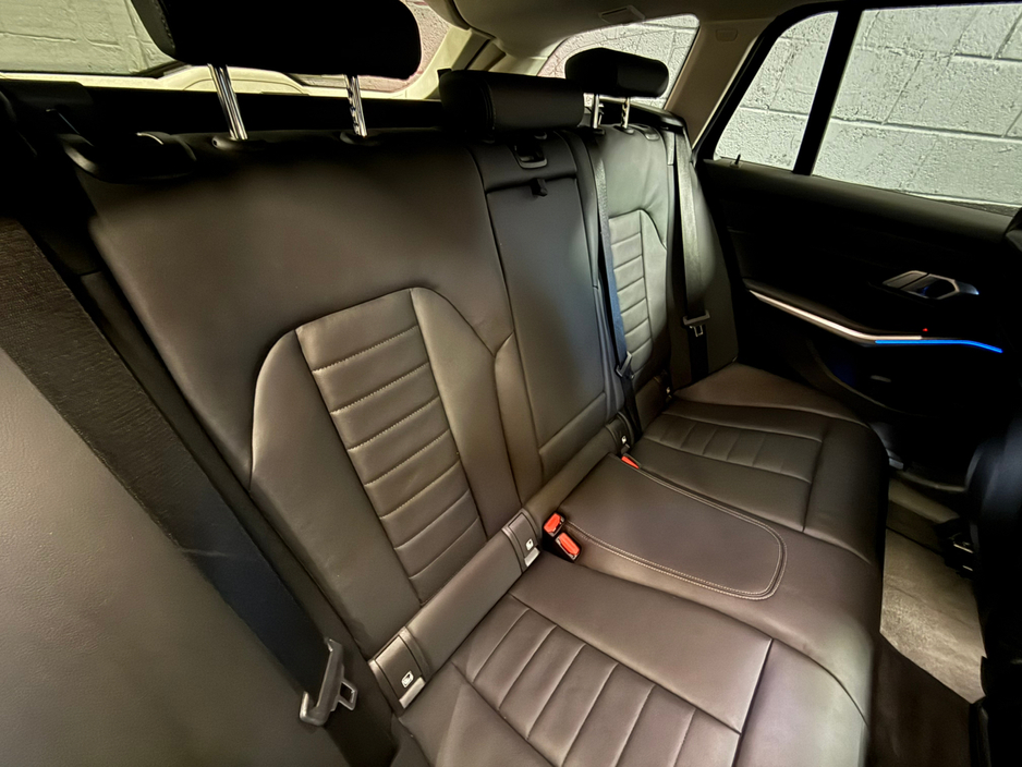 2022 BMW 3 Series - image 7