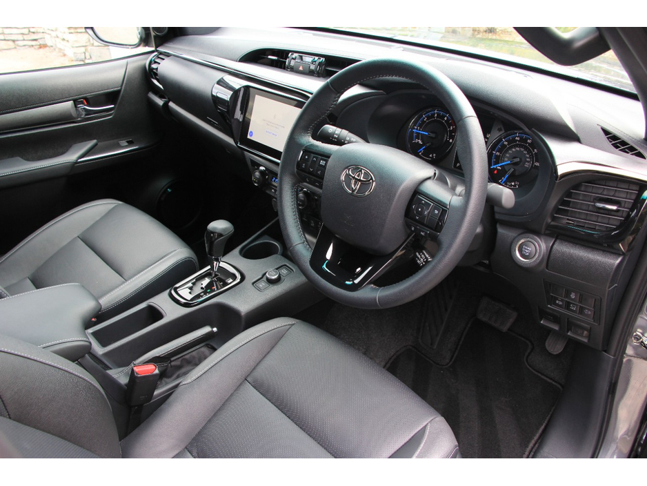 2025 Toyota Hilux - image 5