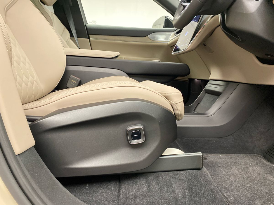 2026 Volvo EX90 - image 18