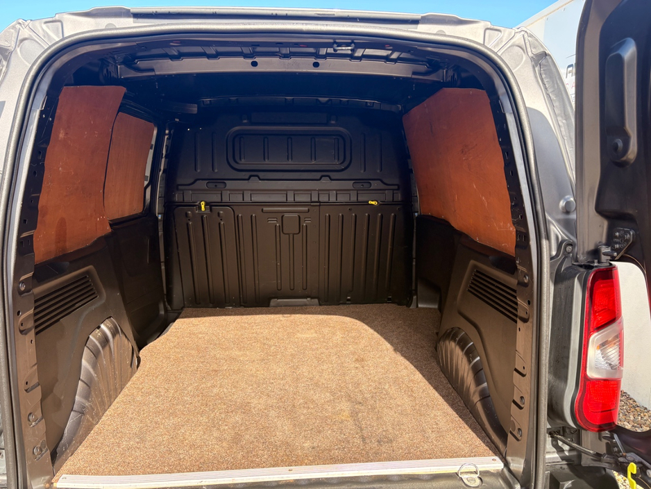 2019 Peugeot Partner - image 17