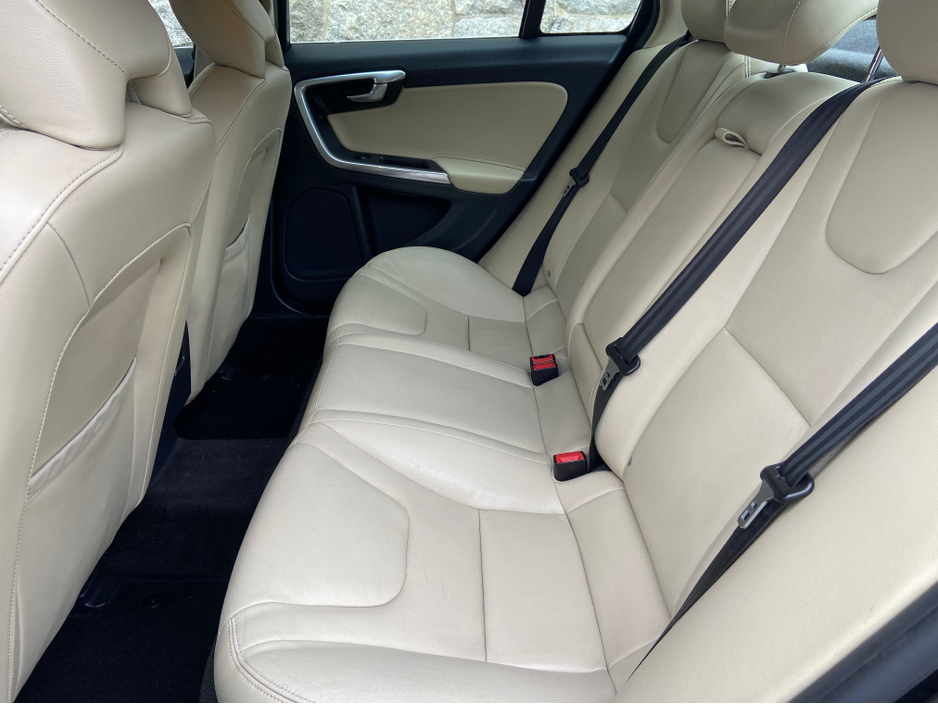 2015 Volvo S60 - image 2