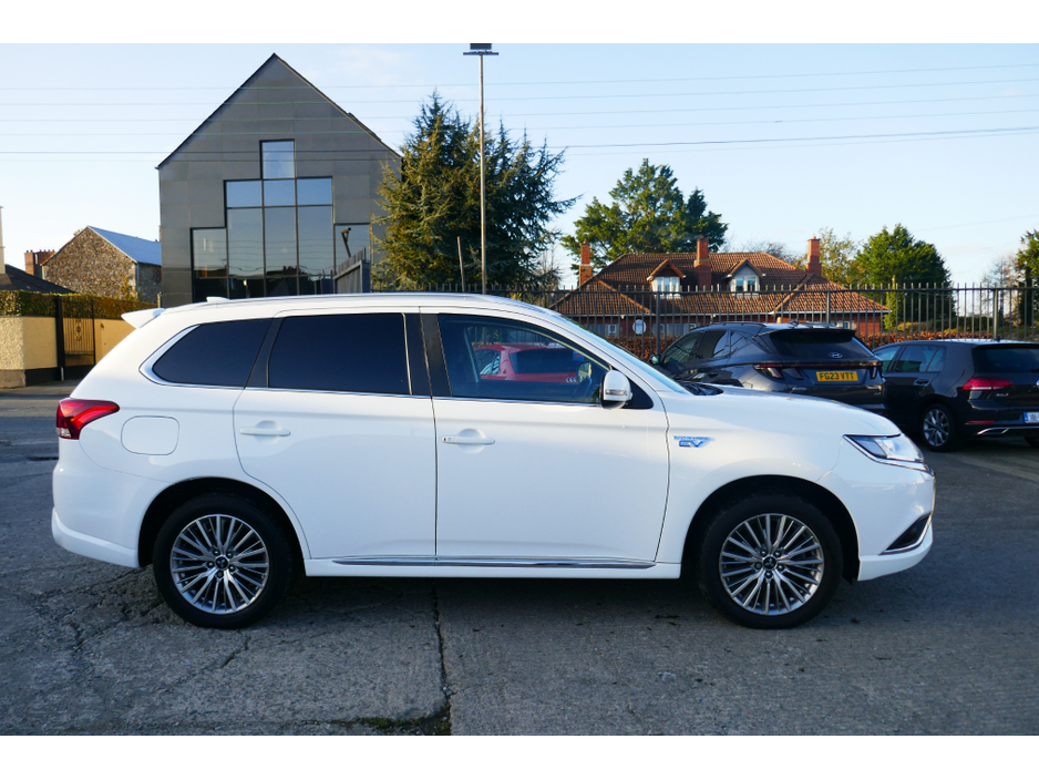 2020 Mitsubishi Outlander - image 4