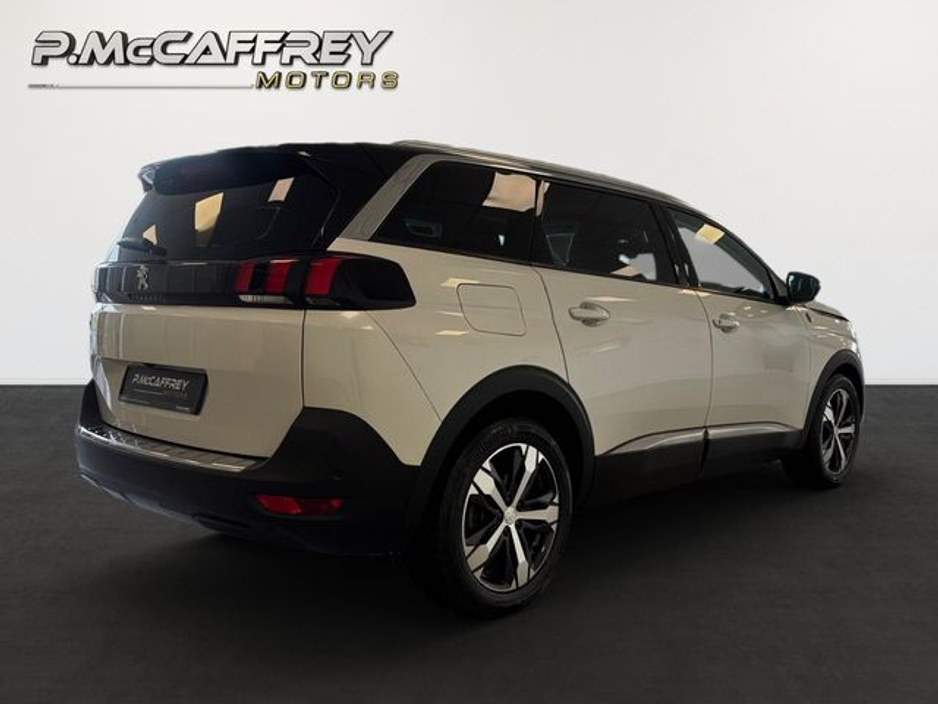 2020 Peugeot 5008 - image 5