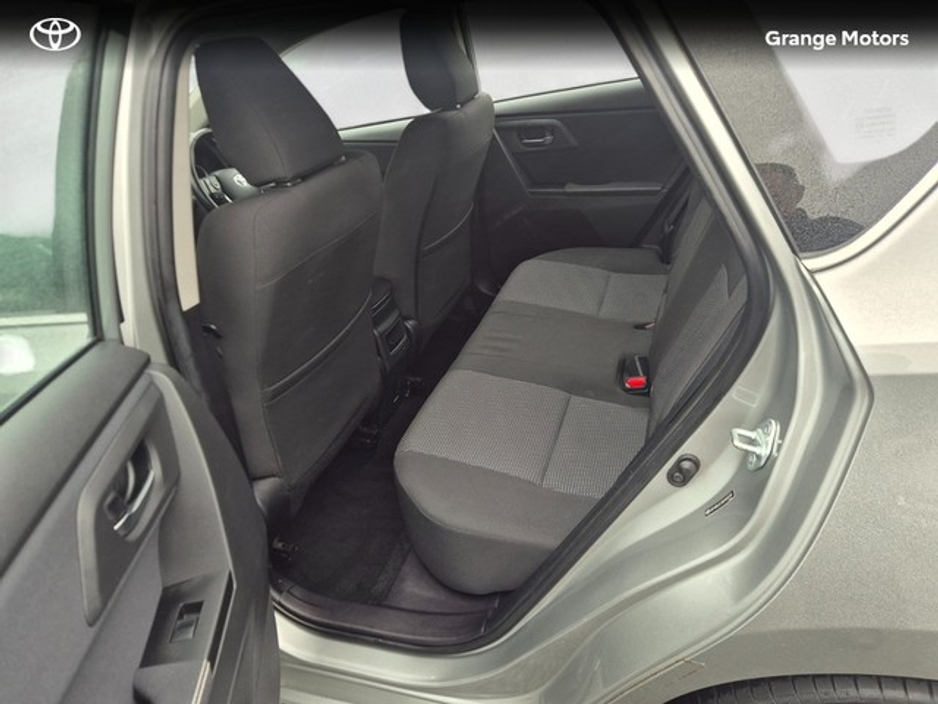 2014 Toyota Auris - image 8