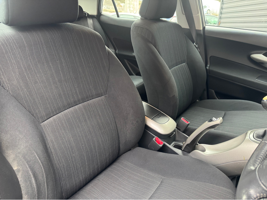 2007 Toyota Auris - image 8