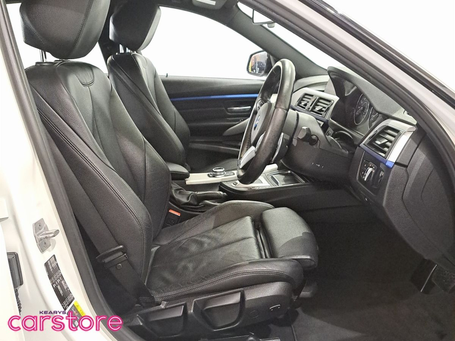 2017 BMW 3 Series - image 12