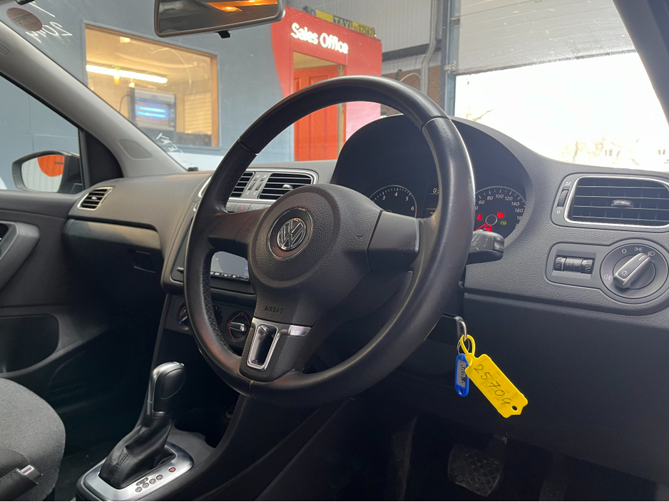 2014 Volkswagen Polo - image 9