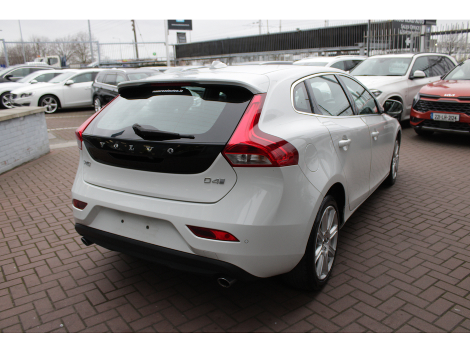 2017 Volvo V40 - image 4