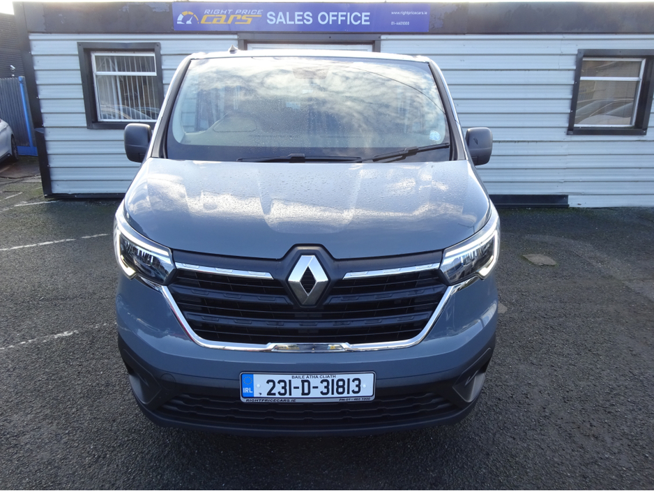 2023 Renault Trafic - image 2