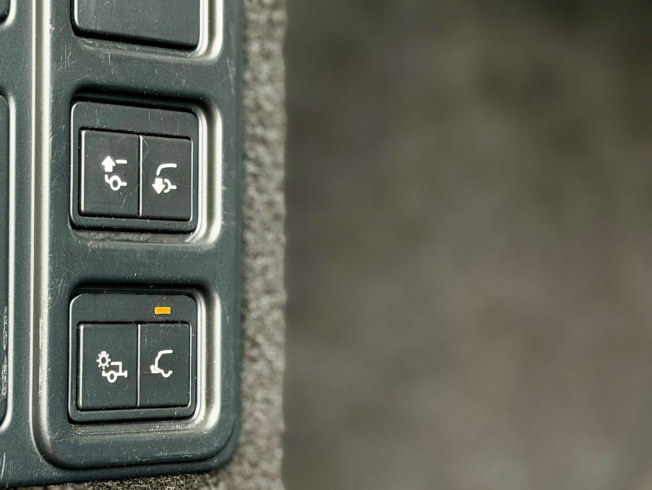 2021 Land Rover Discovery - image 19