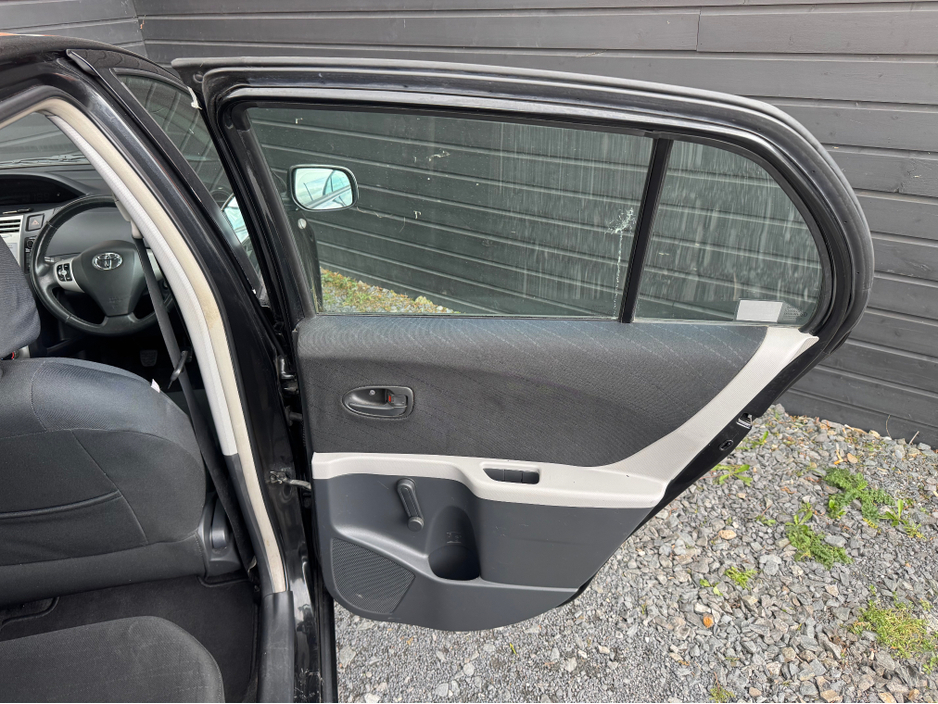 2009 Toyota Yaris - image 15