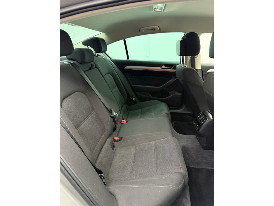 2017 Volkswagen Passat - image 8