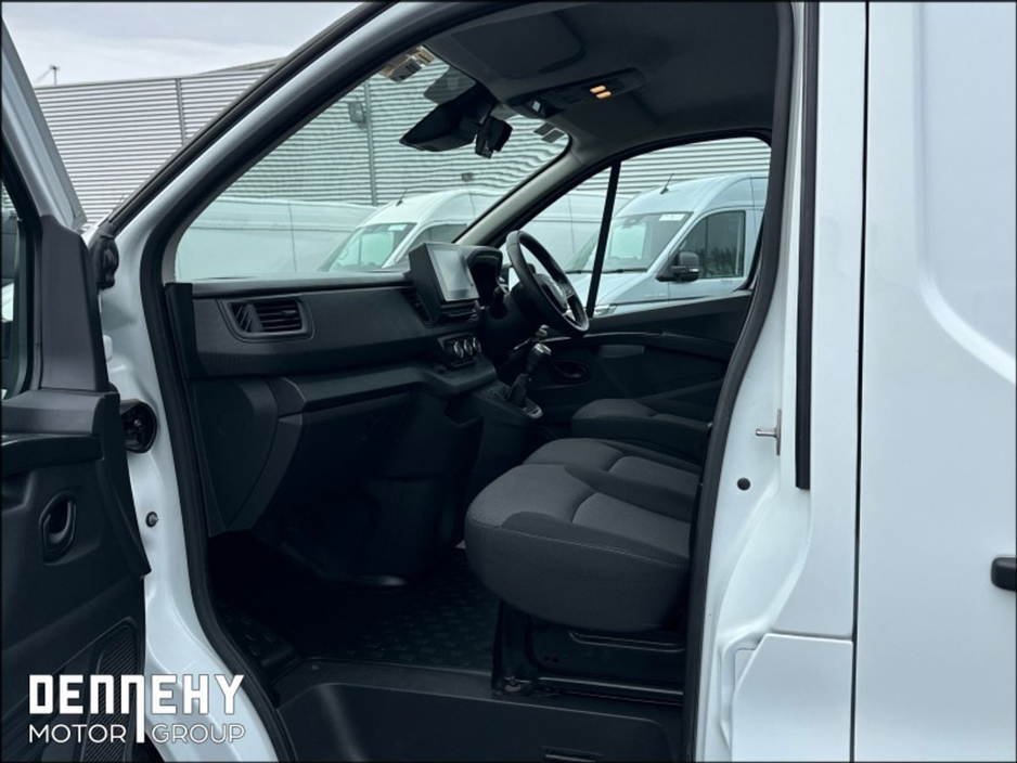 2022 Renault Trafic - image 4