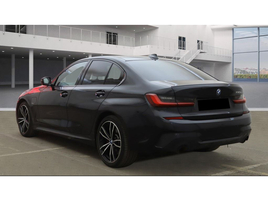 2022 BMW 3 Series - image 3