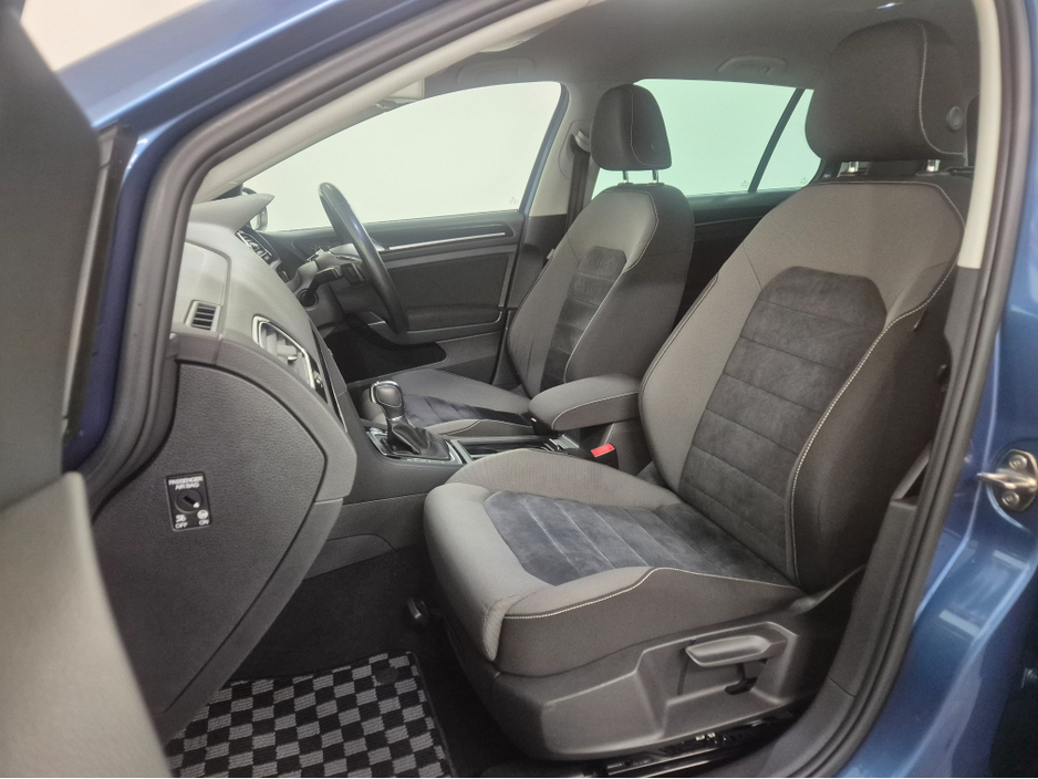 2016 Volkswagen Golf **HIGHLINE**ONLY 64000KMS**ALCANTARA SEATS*17" ALLOYS**BLIS**FOCAL INSIDE SPEAKERS*LANE ASSIST*KEYLESS ENTRY AND START**ADAPTIVE CRUISE CONTROL**DUAL ZONE CLIMATE**REVERSE CAMERA**BLUETOOTH STREAM €15,949