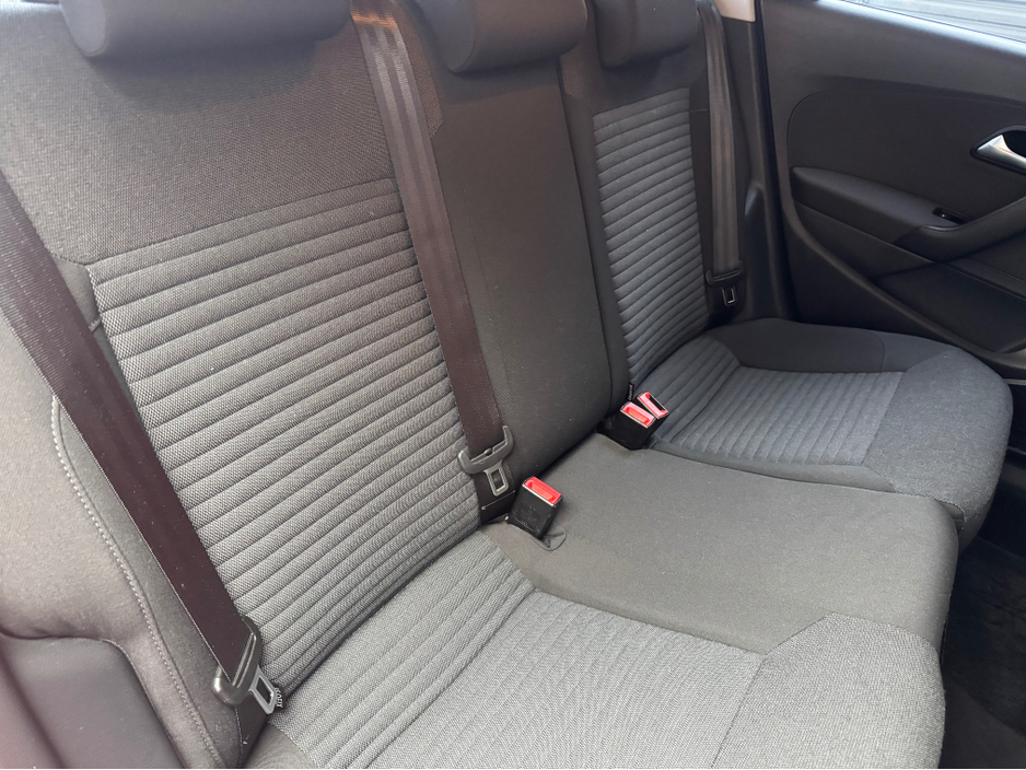 2012 Volkswagen Polo - image 9