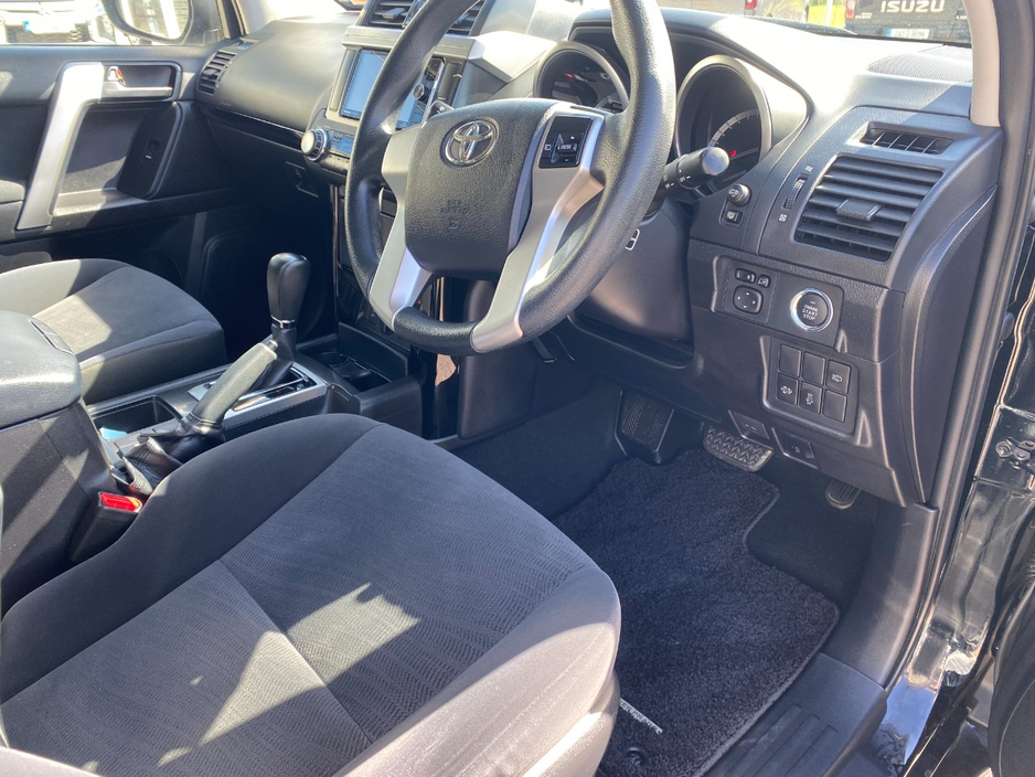 2017 Toyota Landcruiser - image 9