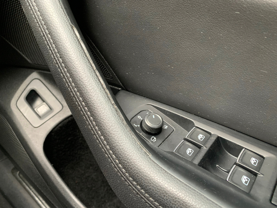 2017 Volkswagen Passat - image 32