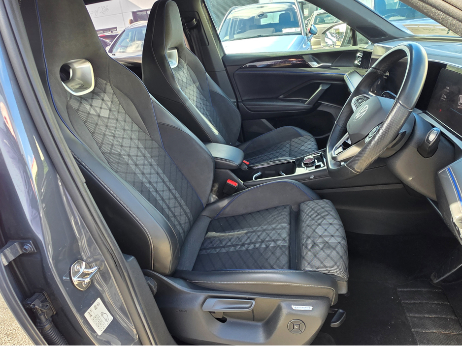 2024 Volkswagen Tiguan - image 2