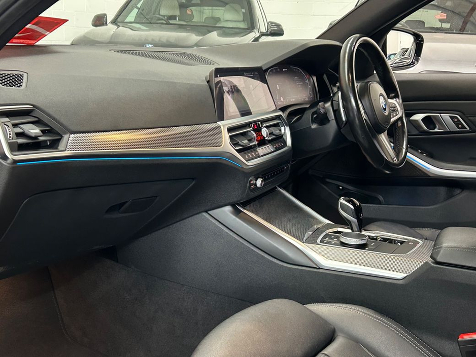 2021 BMW 3 Series - image 17