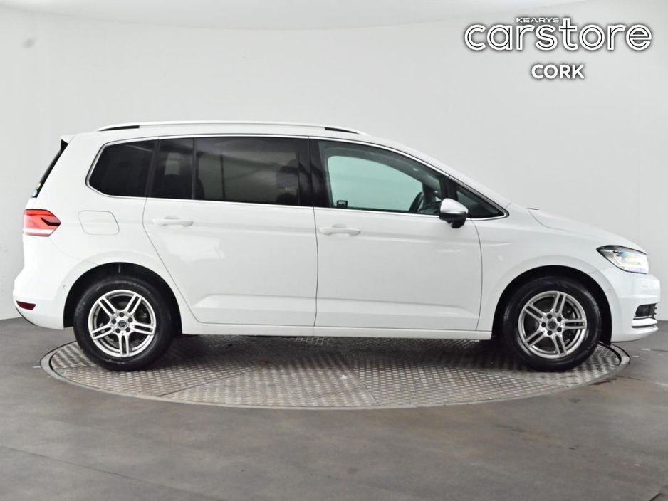 2020 Volkswagen Touran - image 2