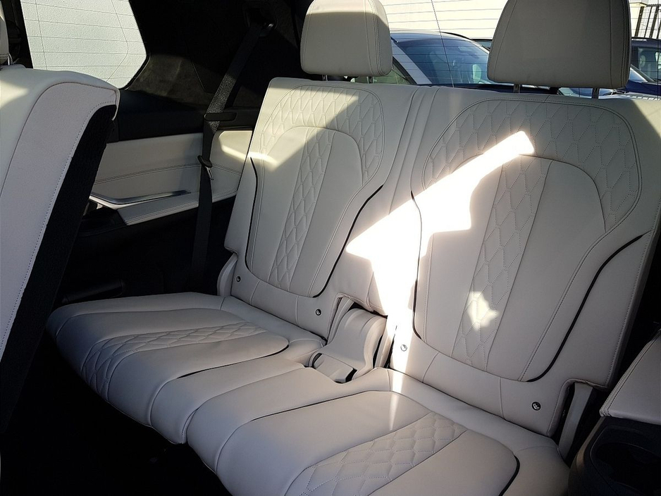 2026 BMW X7 - image 27