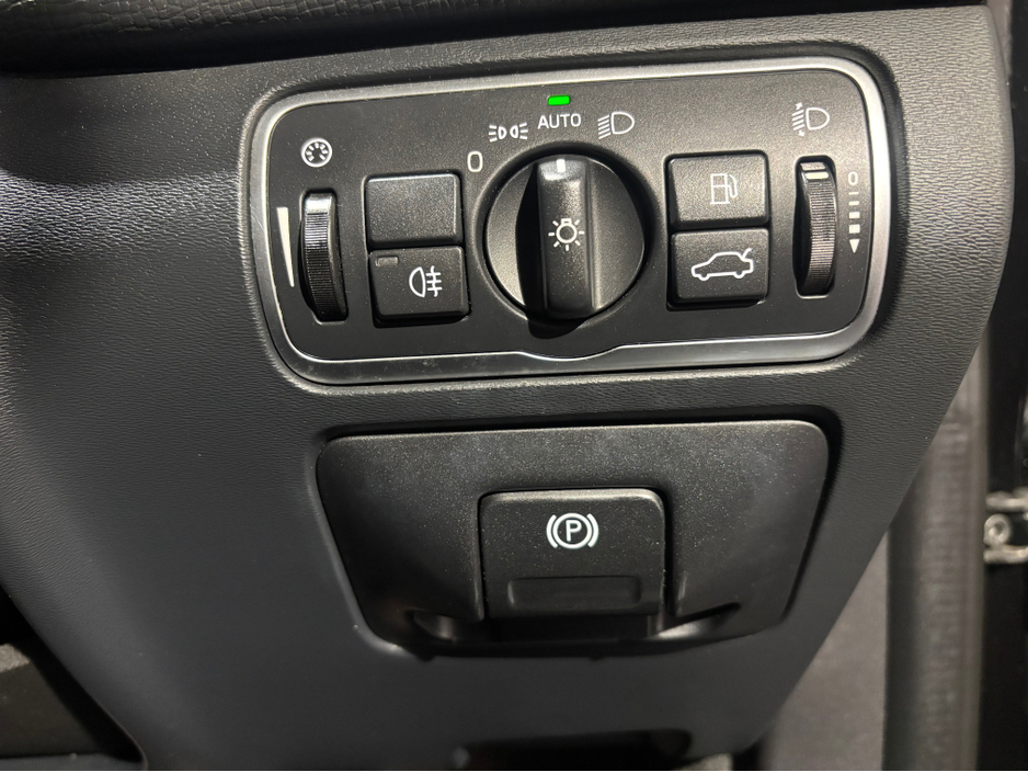 2016 Volvo XC60 - image 28