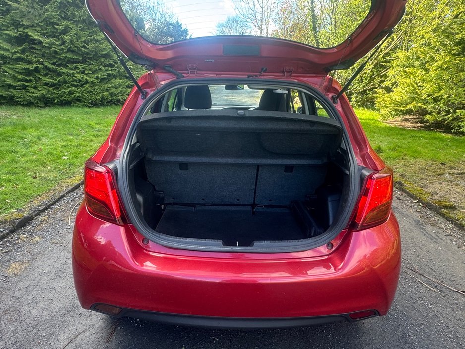 2016 Toyota Yaris - image 8