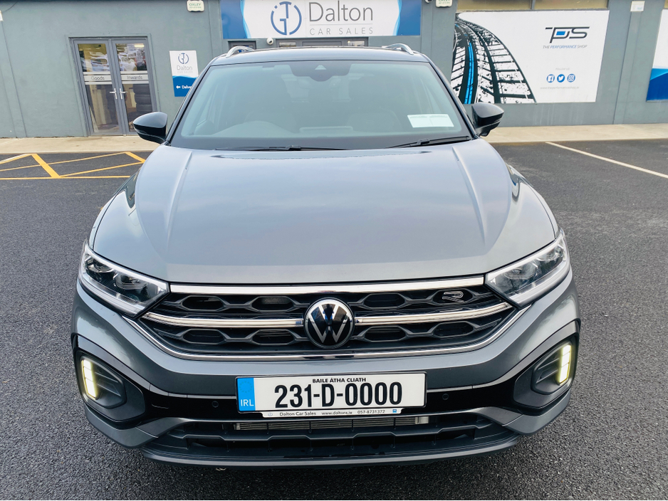 2023 Volkswagen T-Roc - image 2