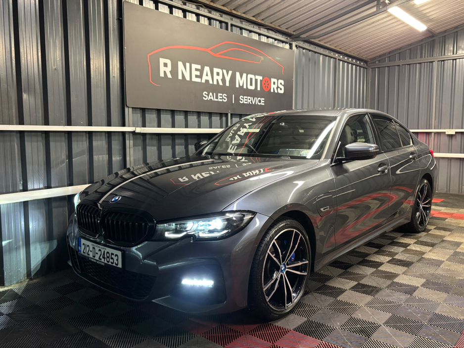 2021 BMW 3 Series - image 6
