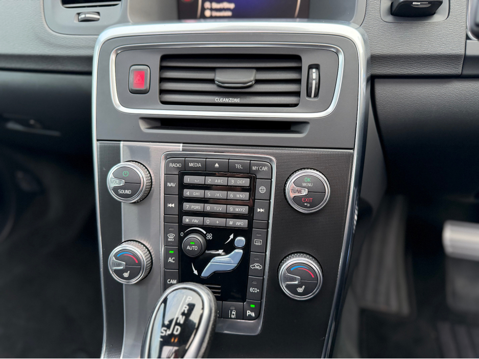 2017 Volvo V60 - image 25