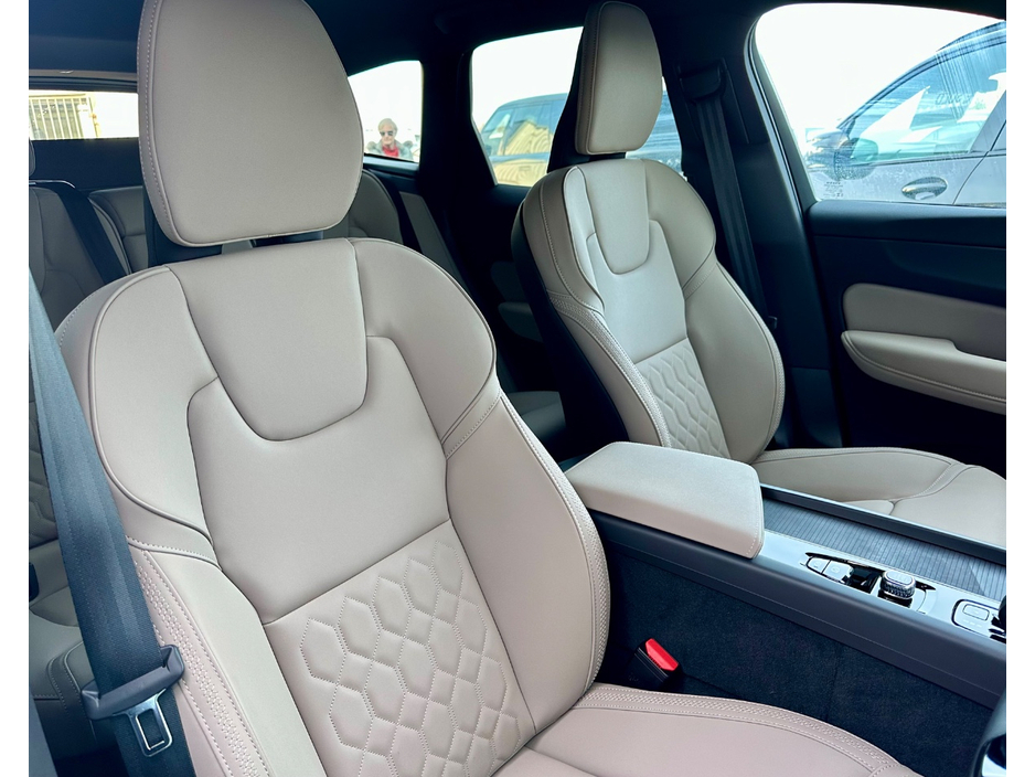 2025 Volvo XC60 - image 17