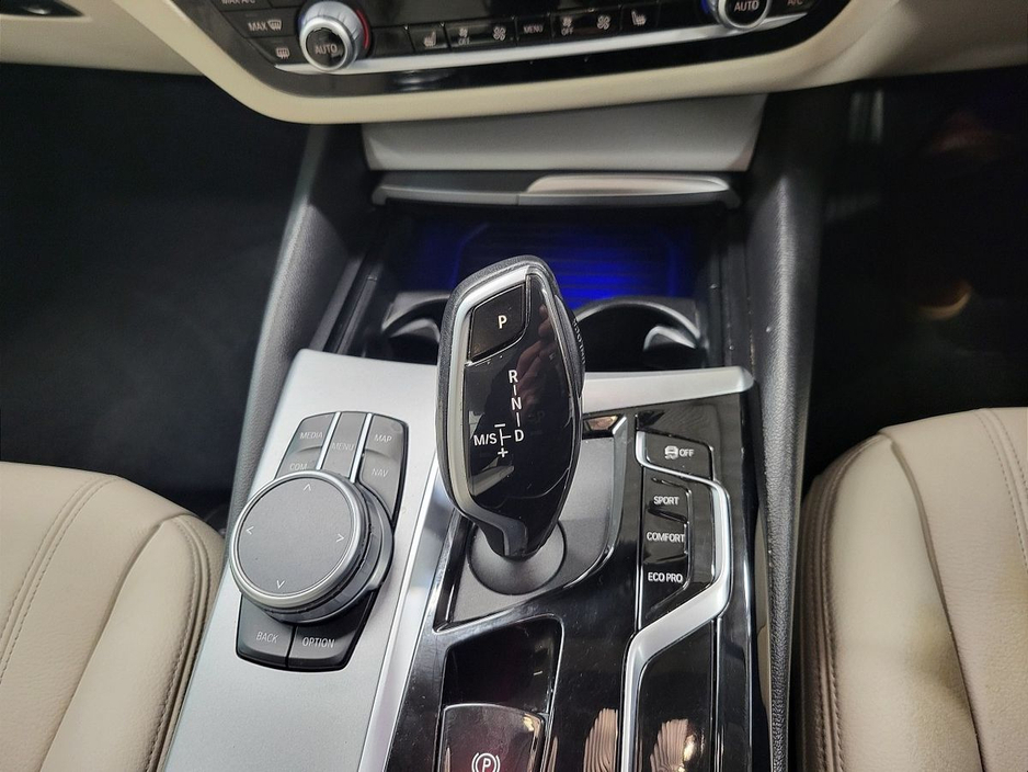 2022 BMW 5 Series - image 10