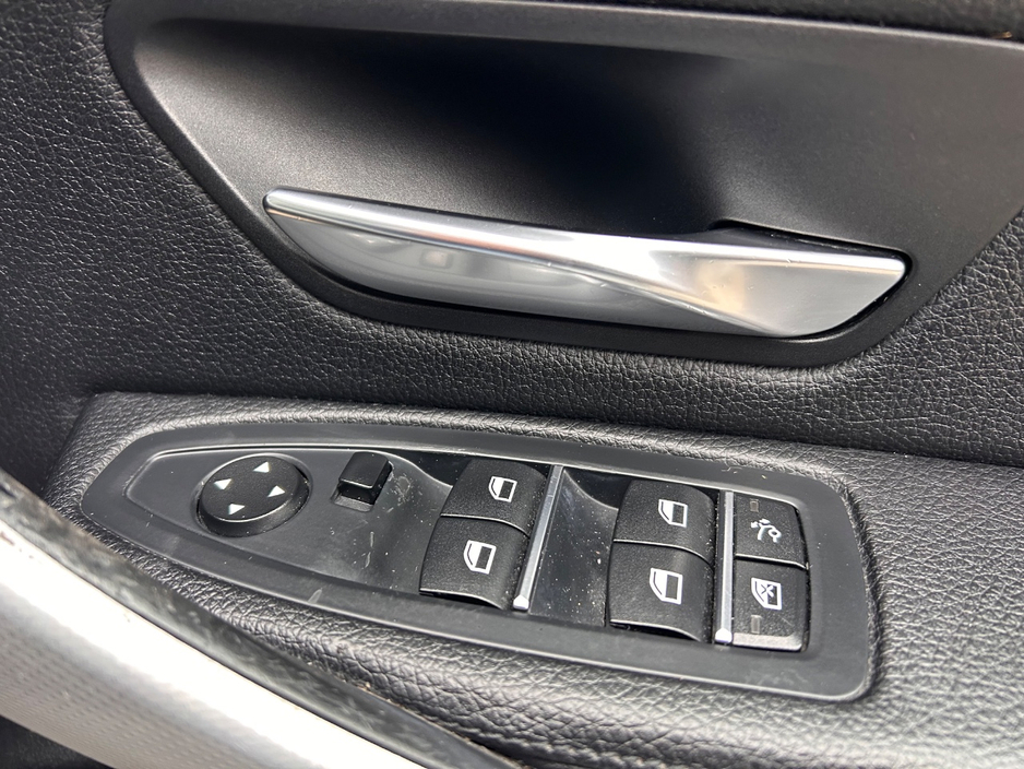 2017 BMW 3 Series - image 17