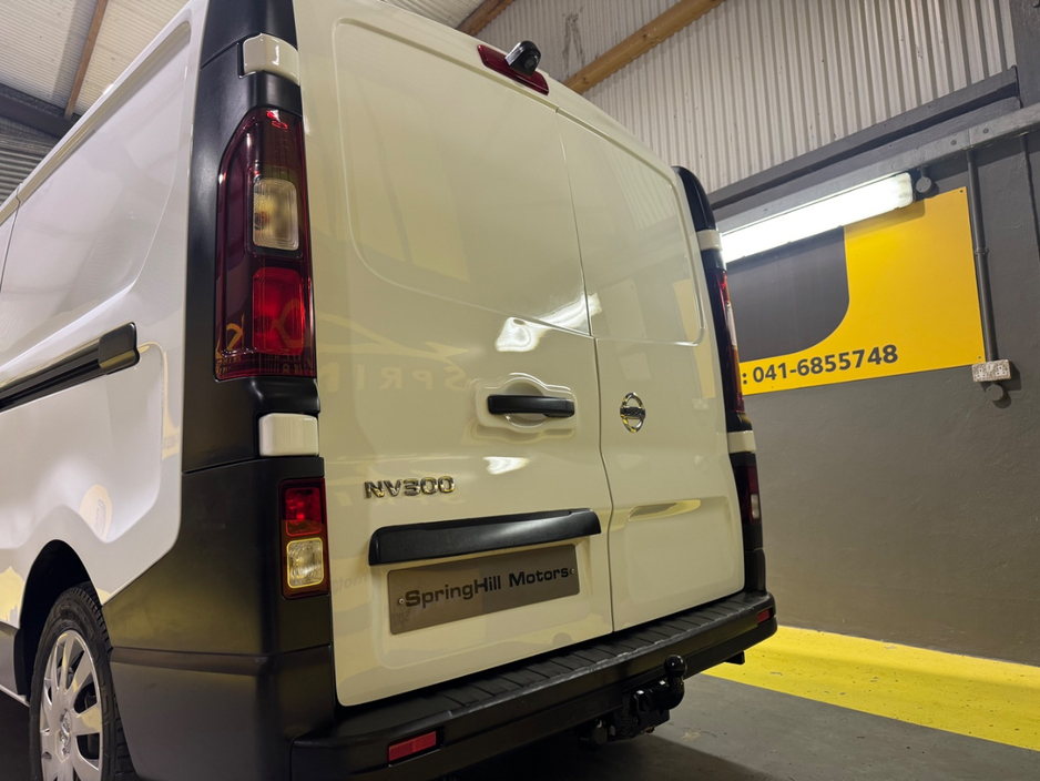 2020 Nissan NV300 - image 13