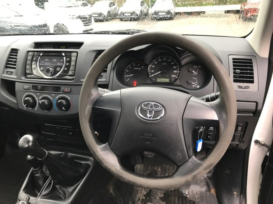 2015 Toyota Hilux - image 9