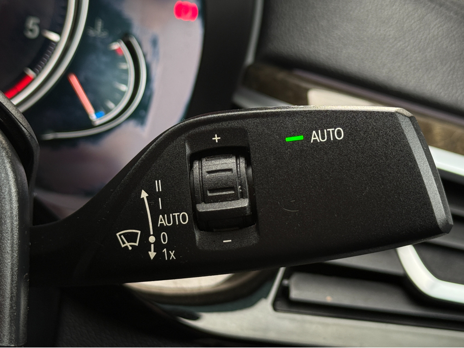 2017 BMW 5 Series - image 28