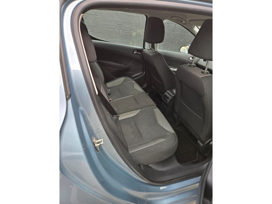 2013 Peugeot 308 - image 2