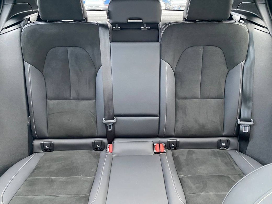 2022 Volvo XC40 - image 14