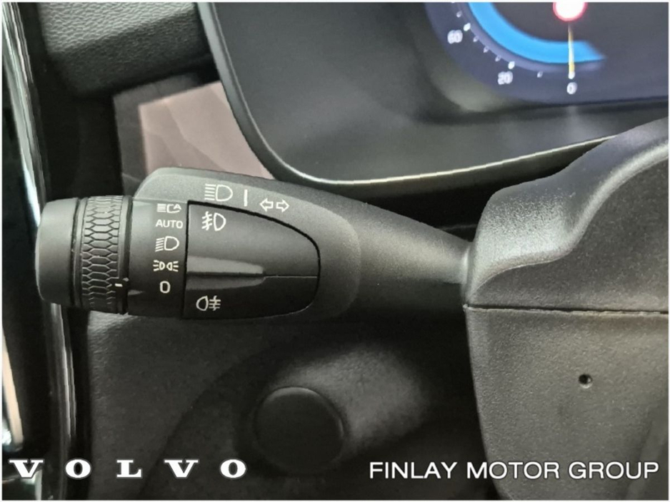 2022 Volvo XC40 - image 14