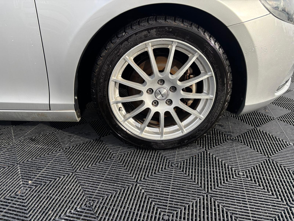 2015 Volvo V40 - image 3