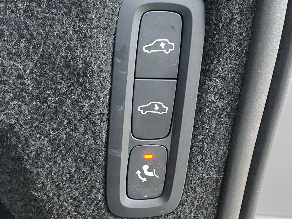 2022 Volvo XC90 - image 11