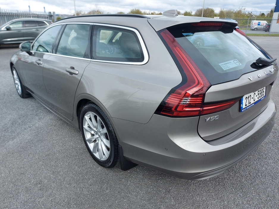 2021 Volvo V90 - image 13