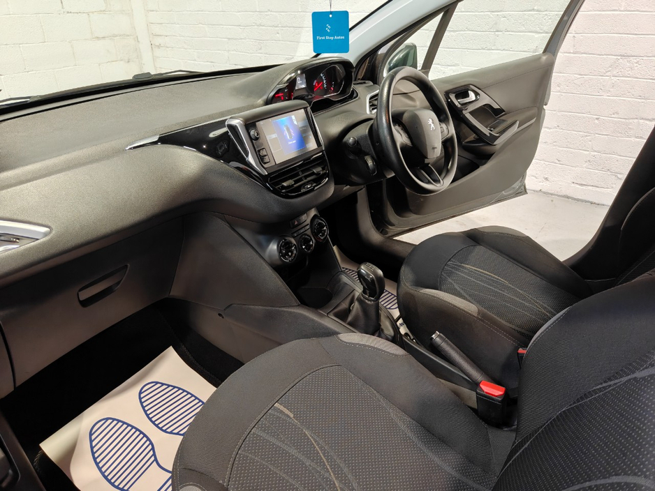 2014 Peugeot 208 - image 22